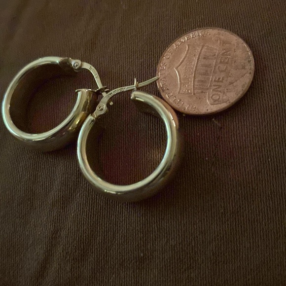 Brand New 14k Yellow Gold Ear. BLACK FRIDAY SALE - Picture 10 of 10